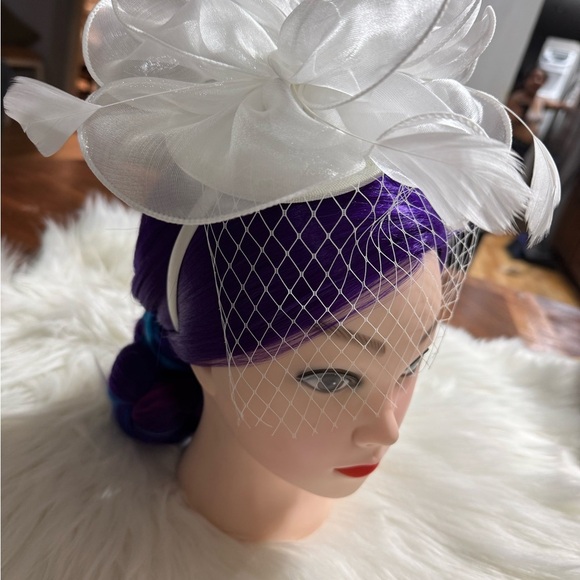 New, White Floral Fascinator with Veil - Picture 5 of 6